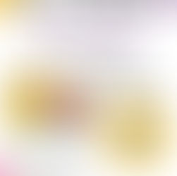 リトルベビー写真展のポスターです。左上中央に、保護者に手を添えられた保育器に入ったリトルベビーの写真がうつっています。