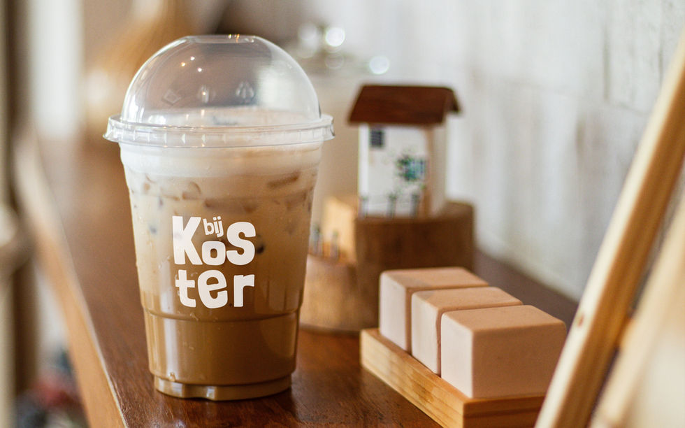 To-go beker met een ijskoffie en het nieuwe logo van bij Koster