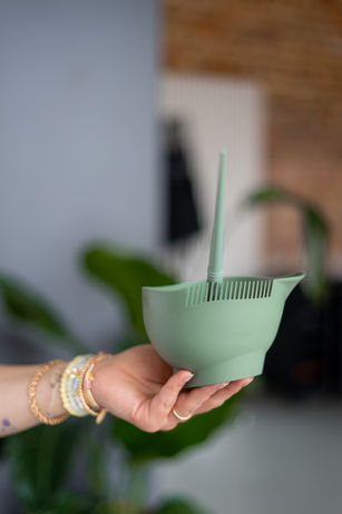 Farbschale stylisch bei Studio C - für deinen exklusiven Look Hand hält Matcha-Teetasse – natürliche Ruhe im Concept Store.