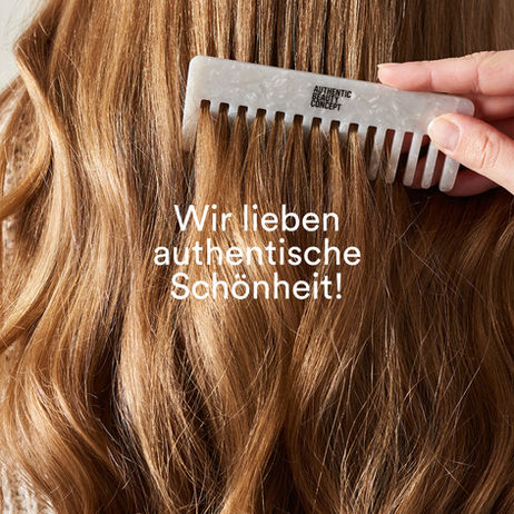 Langhaar mit natürlichem Glanz und Wellen – Nahaufnahme Haarpflege.