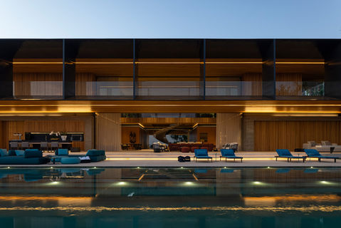 リゾートスタイルのラグジュアリー高級ヴィラ外観