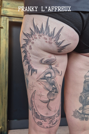 Tatouage black & grey soleil lune par Franky l'affreux, gérant des Pluies d'avril