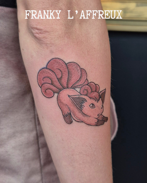 Tatouage style couleurs du pokémon Goupix sur un avant-bras extérieur, réalisé par Franky l'affreux, gérant des Pluies d'avril