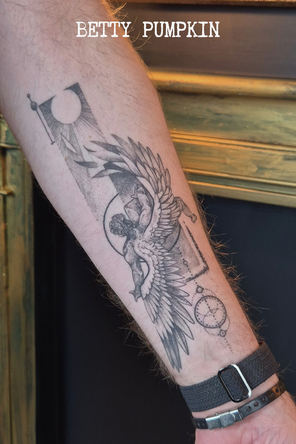 Tatouage black & grey de la chute d'Icare sur un avant-bras intérieur, réalisé par Betty Pumpkin, guest régulière au Pluies d'avril