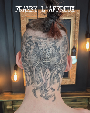 Tatouage style gravure sur un crâne sur le thème Danse Macabre, réalisé par Franky l'affreux, gérant des Pluies d'avril