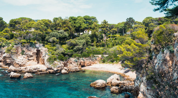カップ・ダンティーブの海岸遊歩道(Sentier du littoral au Cap d’Antibes)