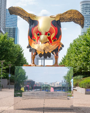 広場を散策して現代アート作品を見つけましょう