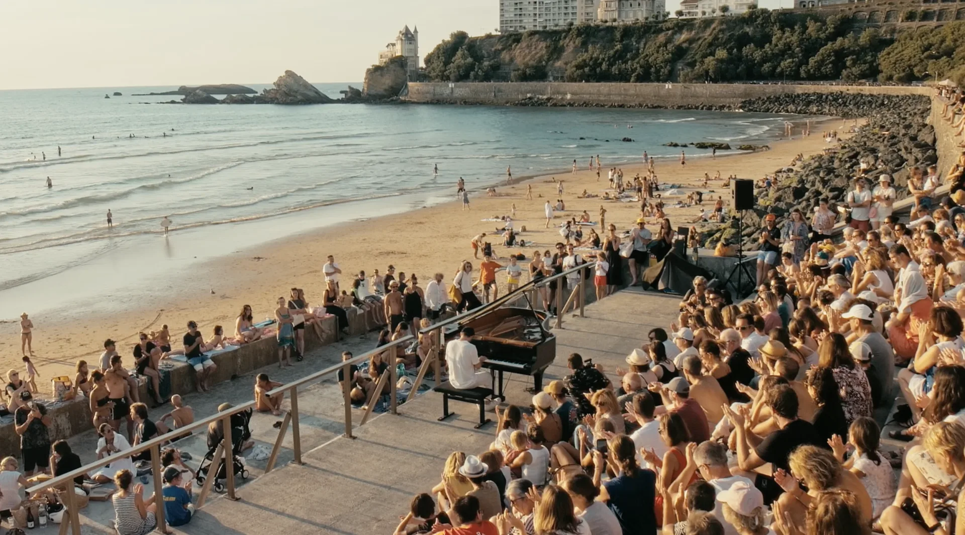 ビーチ沿いのサマーイベント(Summer Events by the Beach)