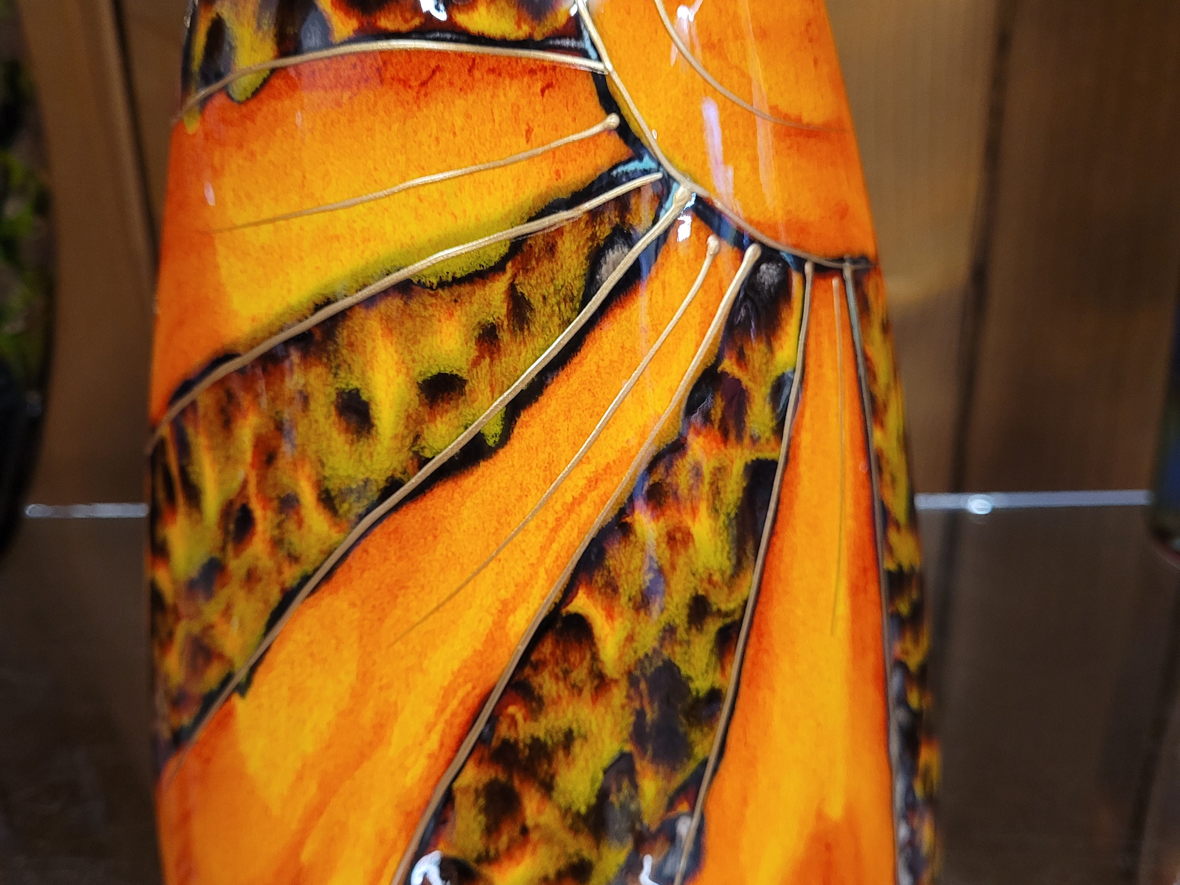 Wow what a shape what a design stunning animal deco 17cm vase