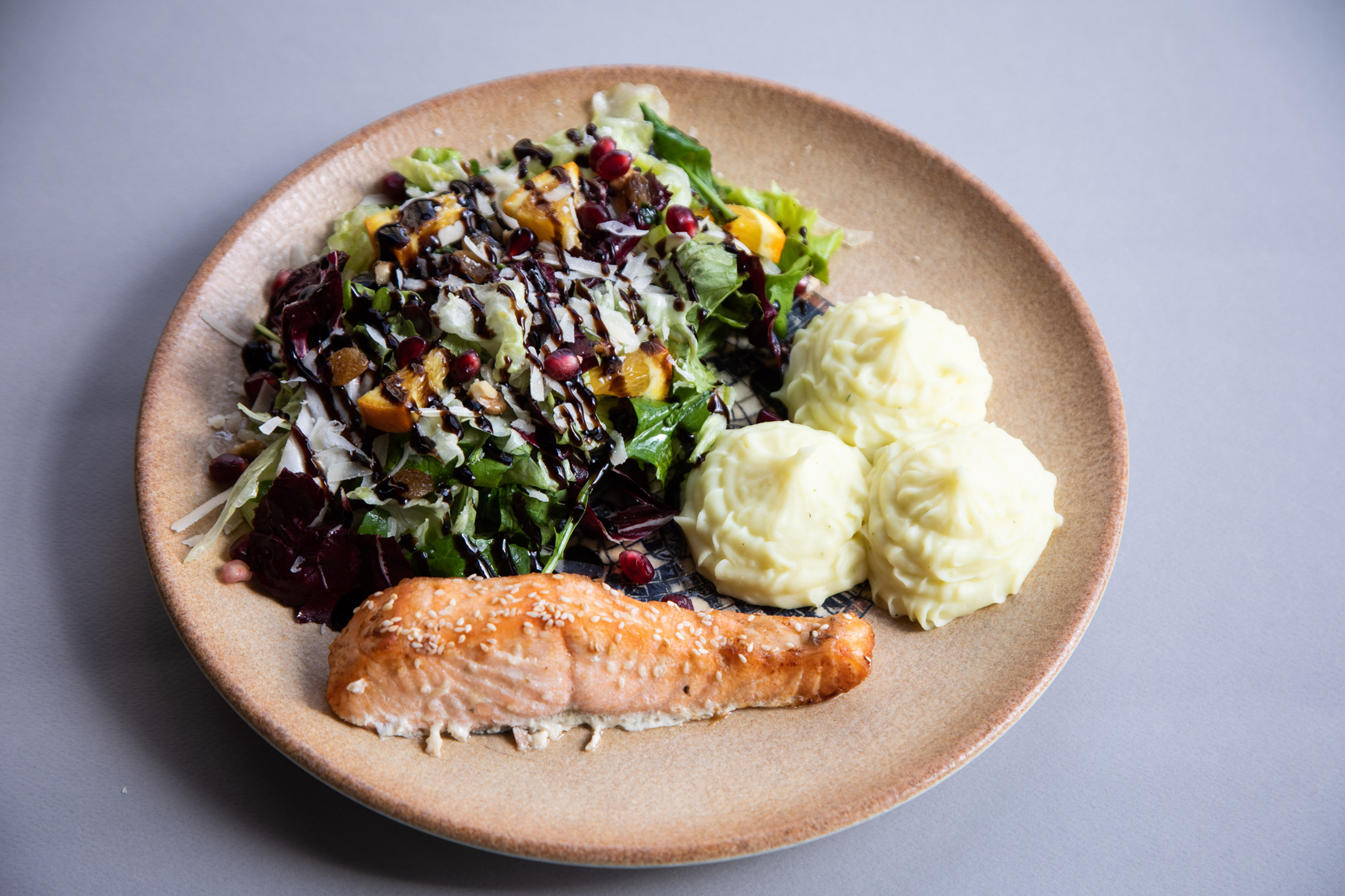 Salmon furre me pure & sallate chef