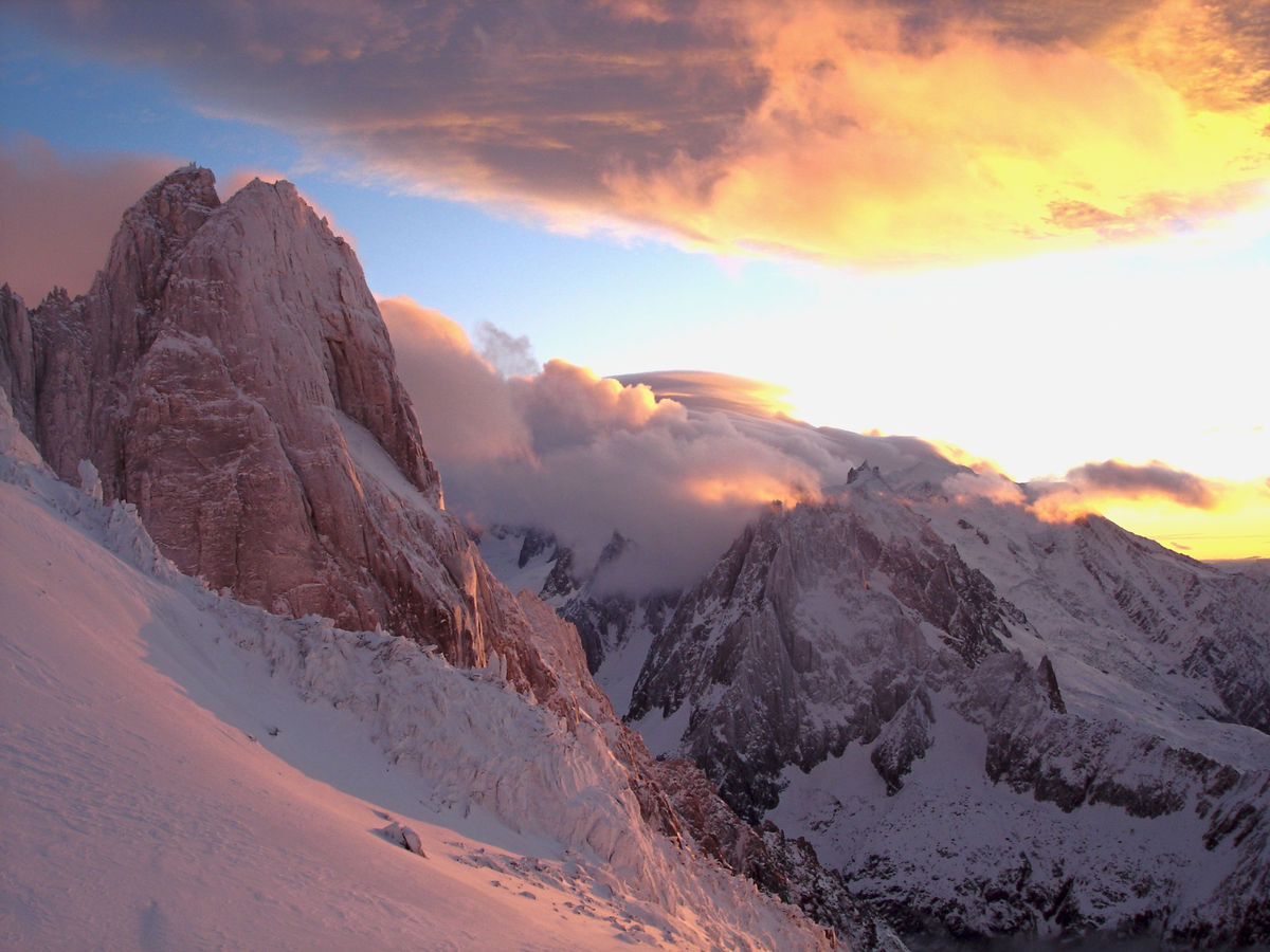 Grandes parois de granit et glaciers de haute montagne dans la lumière rose d'un coucher de soleil