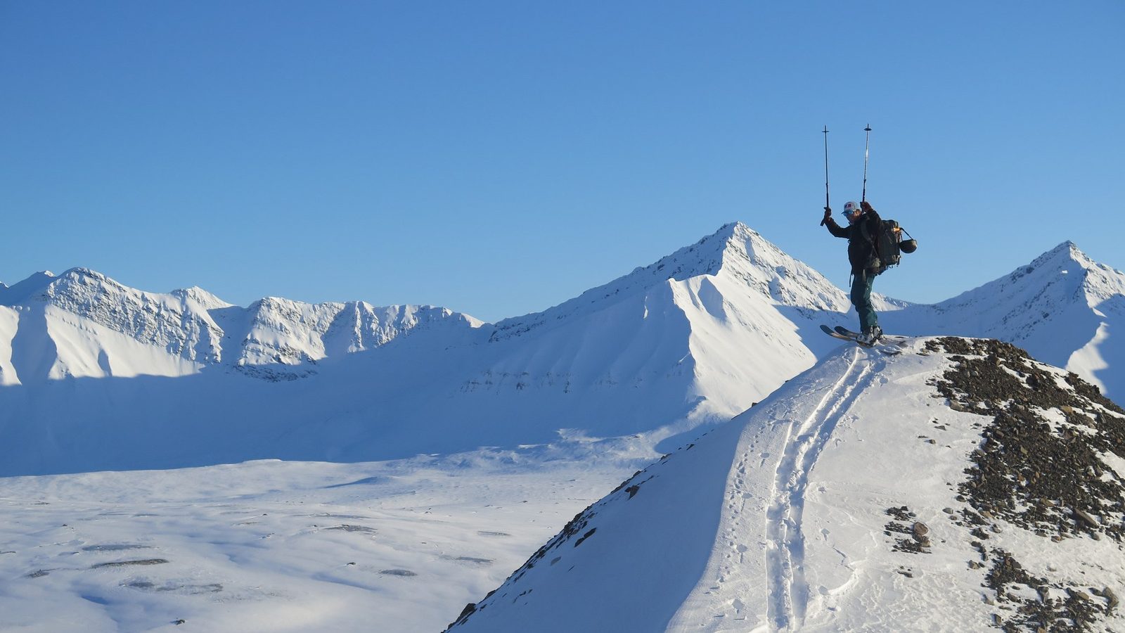 Tourengeher im Fellaufstieg auf einem arktischen Rücken, Tiefschnee-Skitour