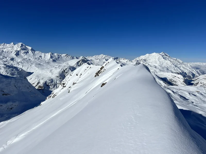 Arête de neige vierge sous un ciel bleu profond, massifs de Val d’Isère