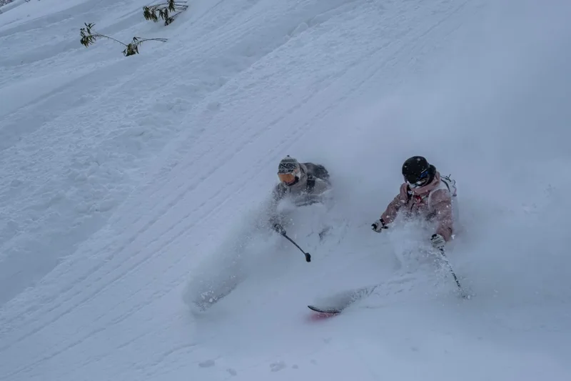 Zwei Skifahrer Seite an Seite im Pulverschnee, Hokkaido
