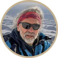 Franck Charton, journaliste au magazine Skieur, à ski dans la neige de Hokkaido