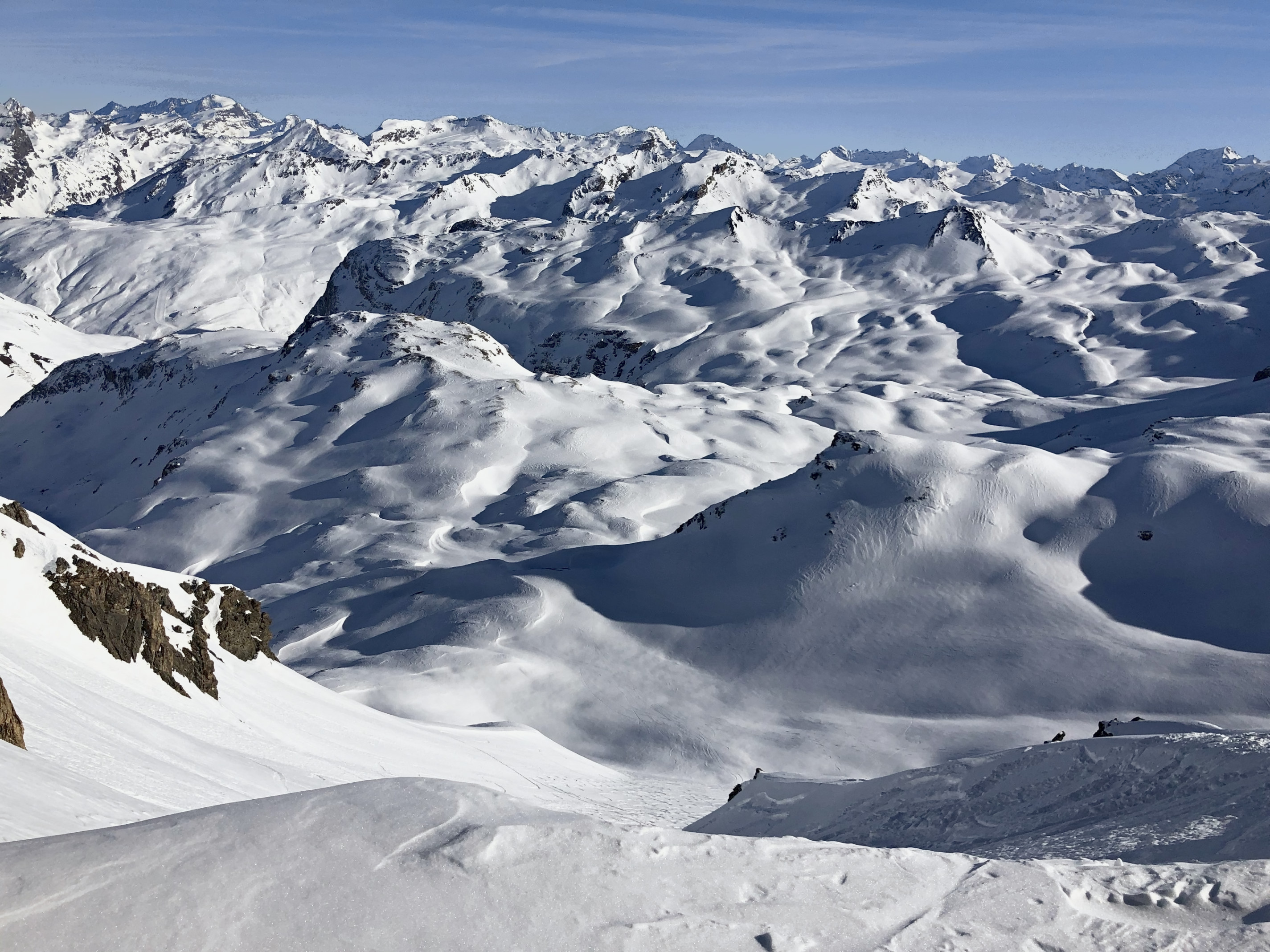 Pistenplan Val d'Isère: weite verschneite Mulden im Hochgebirge rund um den Ort, unter hellblauem Himmel