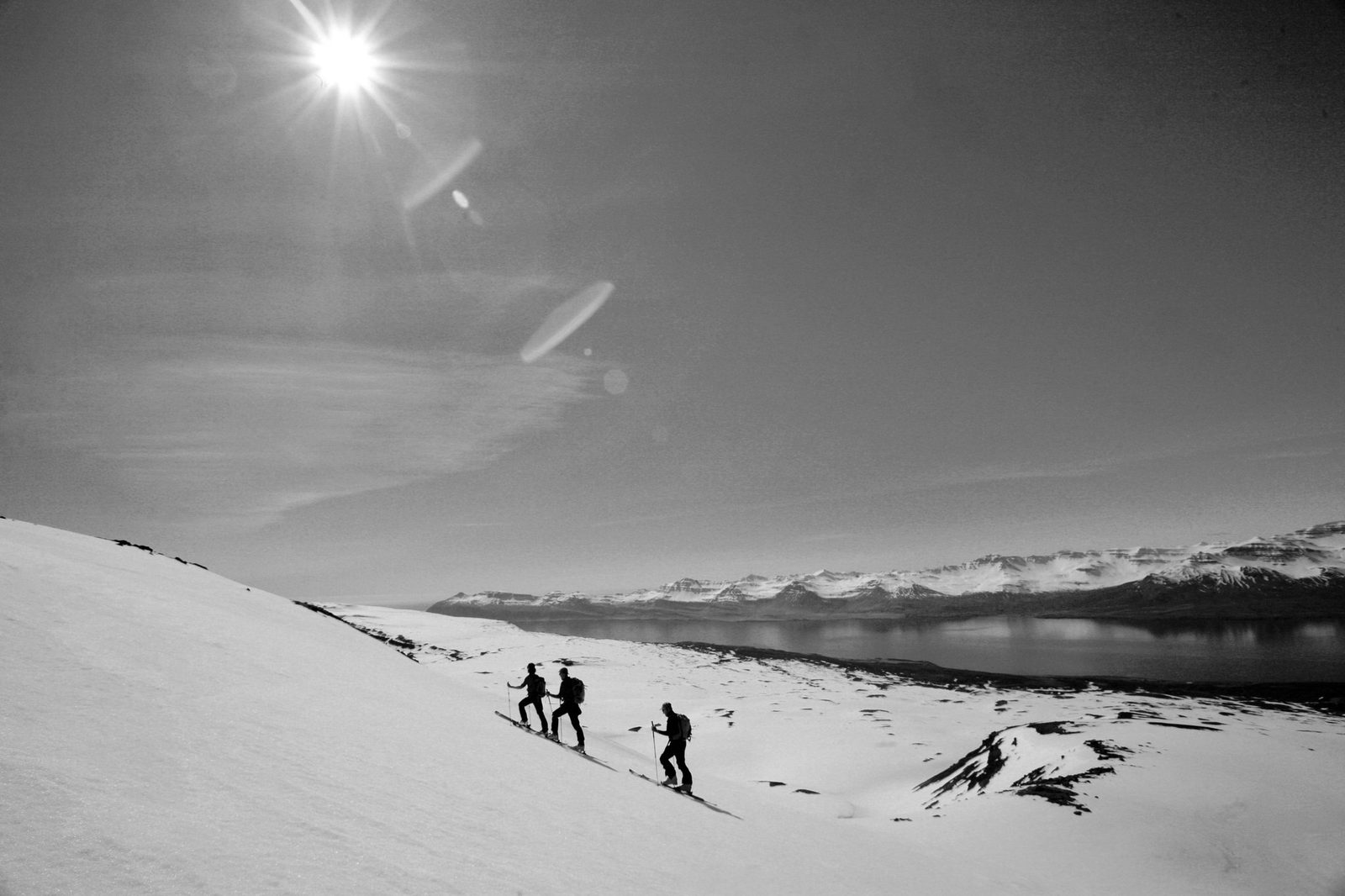 Heliski-Absetzen auf einem Gipfelgrat, Premium-Ski-Abenteuer