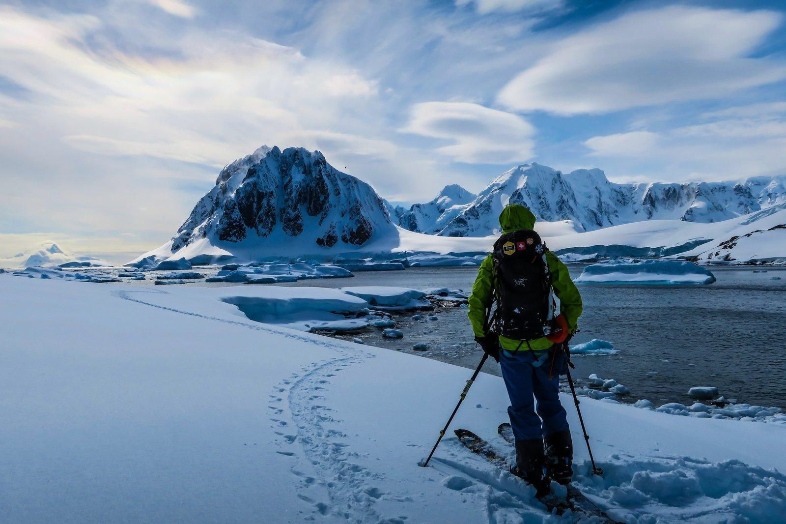 Bergprofi liest die Schneedecke und gräbt ein Profil in den Schnee