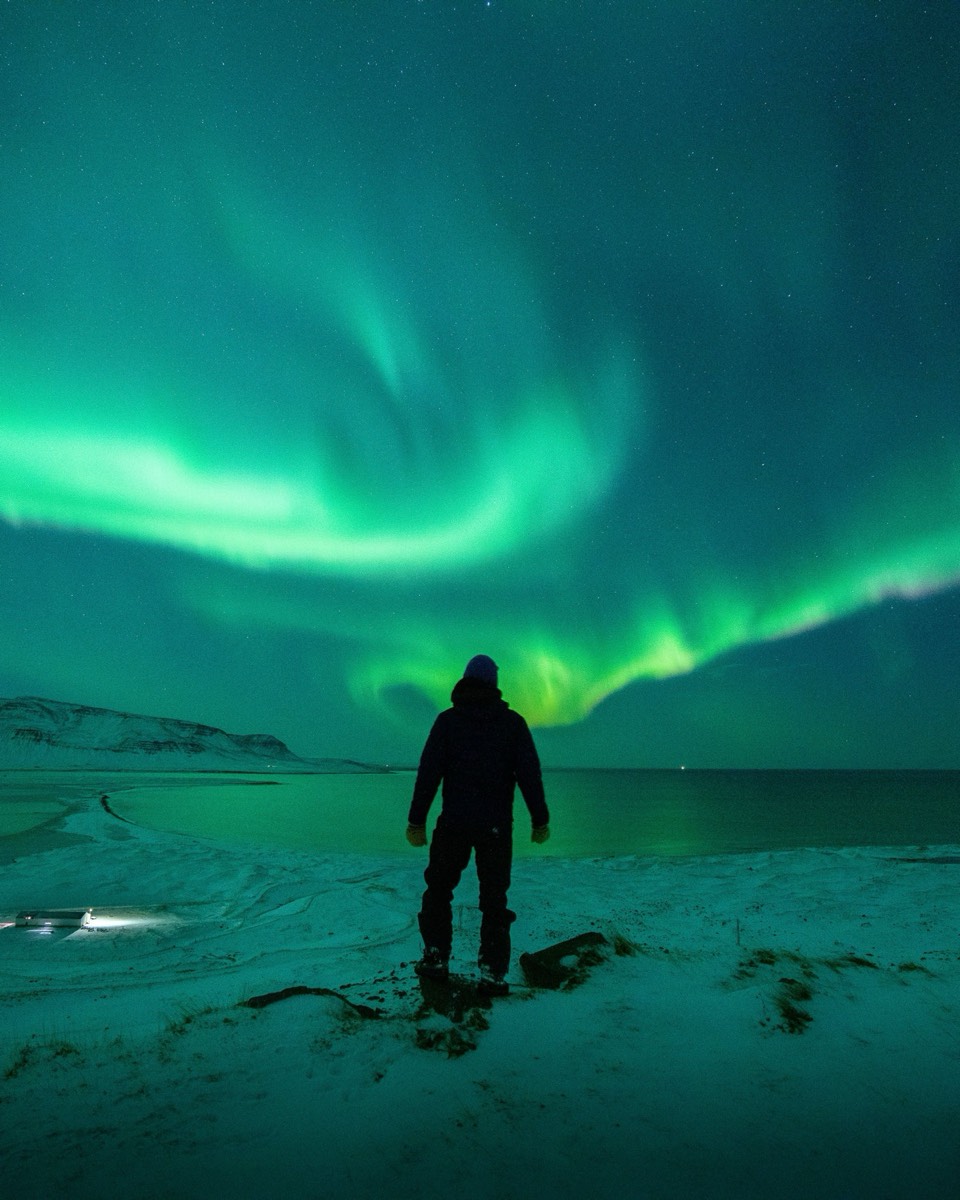Aurores boréales au-dessus du fjord de la péninsule de Tröllaskagi, le soir après une journée de ski de randonnée en Islande