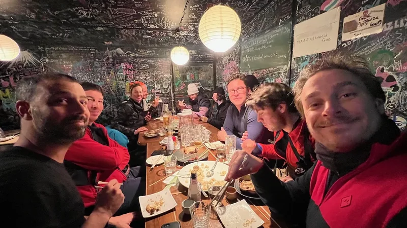 Gemeinsames Abendessen in einer Izakaya, Laternen und lachende Gesichter