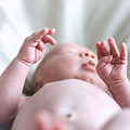 vastasyntyneen kuvaus kotona sormet