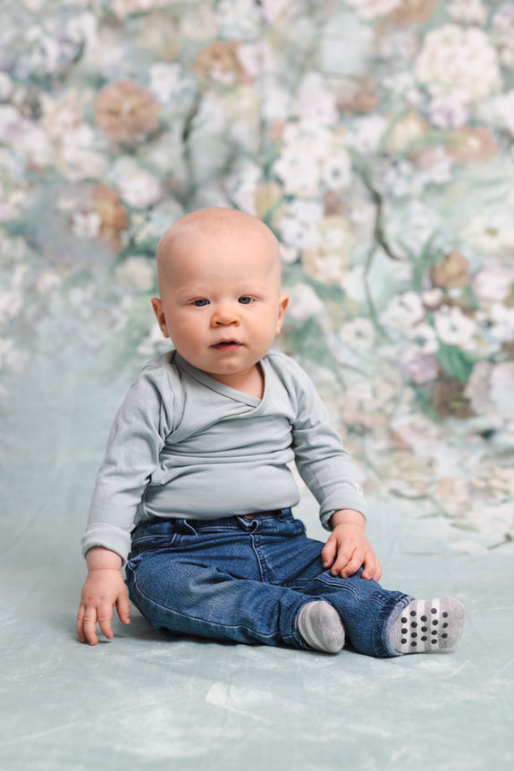 vauvakuvaus kukkataustalla