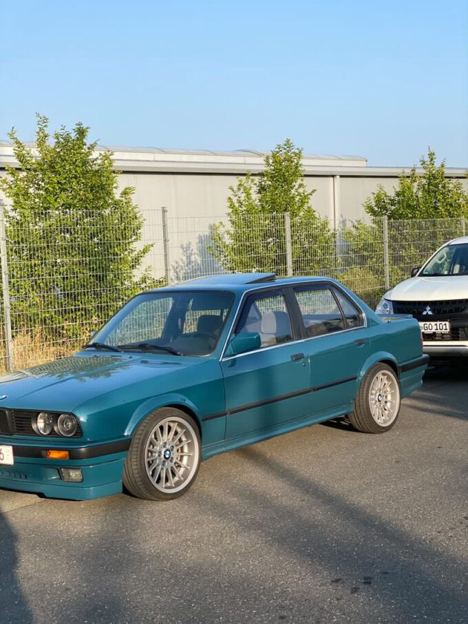 Miniature : Bas de caisse style IS pour BMW e30