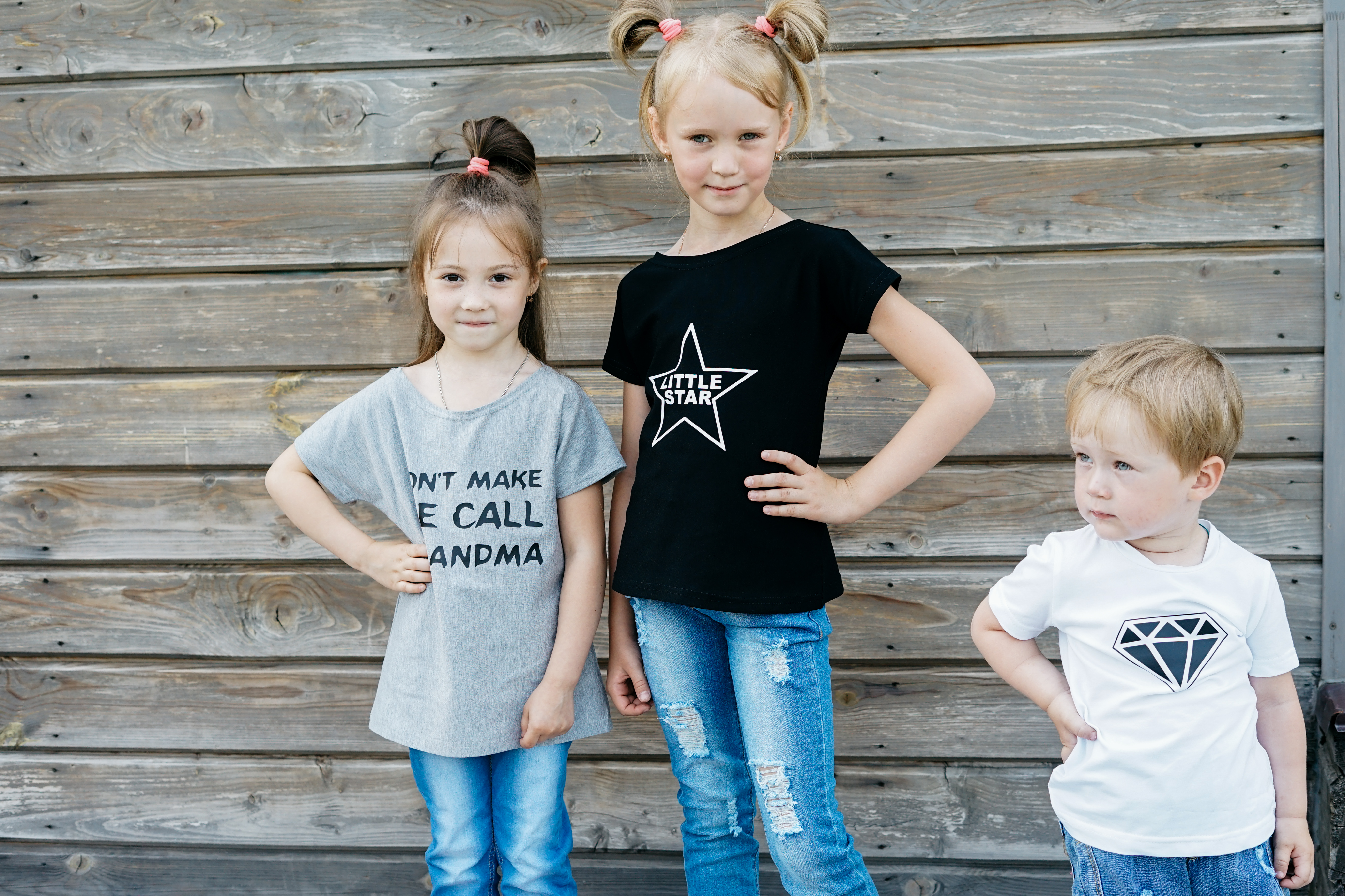 Фэмили лук на английском. Одинаковые толстовки для всей семьи. Фэмили лук оверсайз. Футболки для семейной фотосессии. Семейные футболки king queen princess.