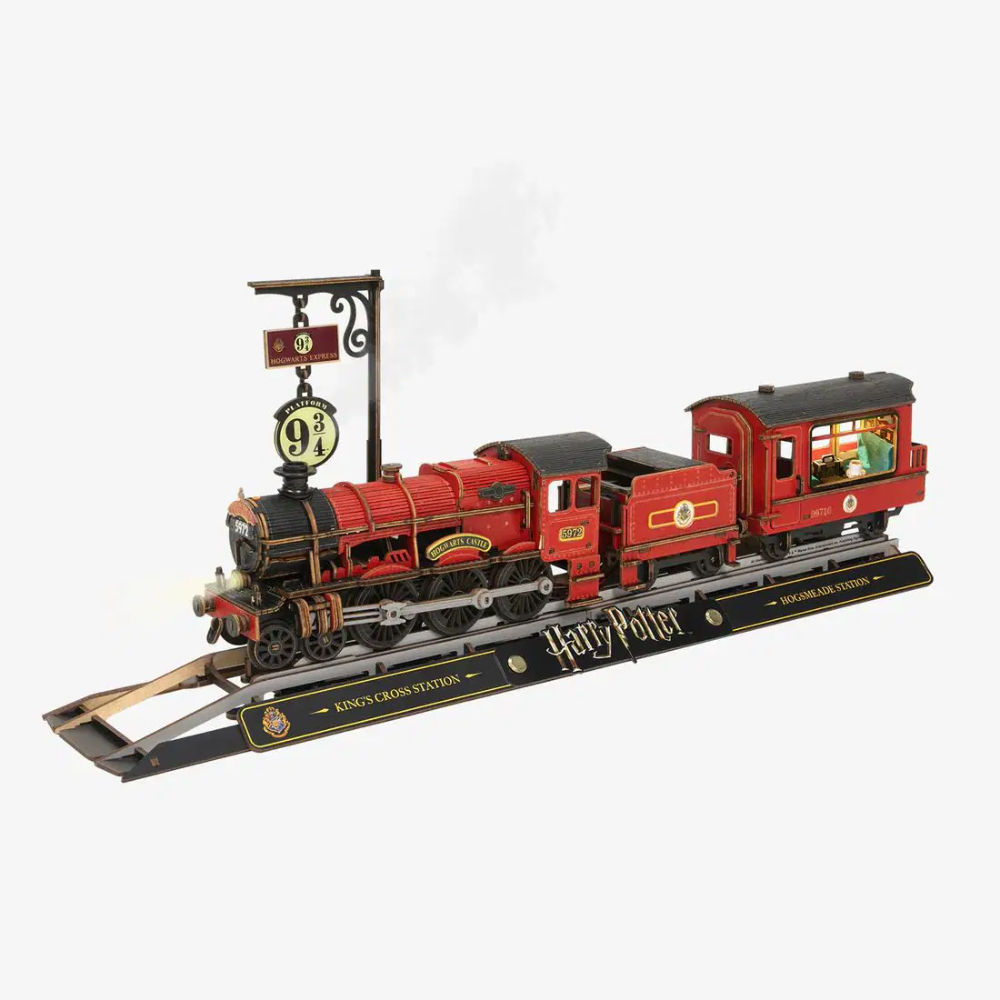 Harry Potter Hogwarts Express set with locomotive
