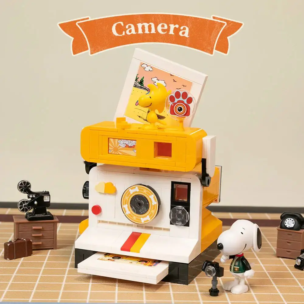 Pantasy Snoopy camera building set with vintage-style camera and Snoopy character