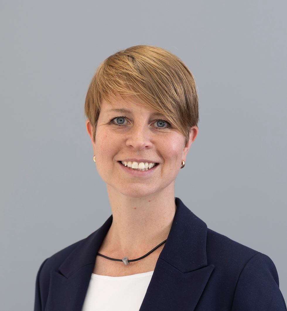 Logo HCSM mit zwei verwischten Personen.