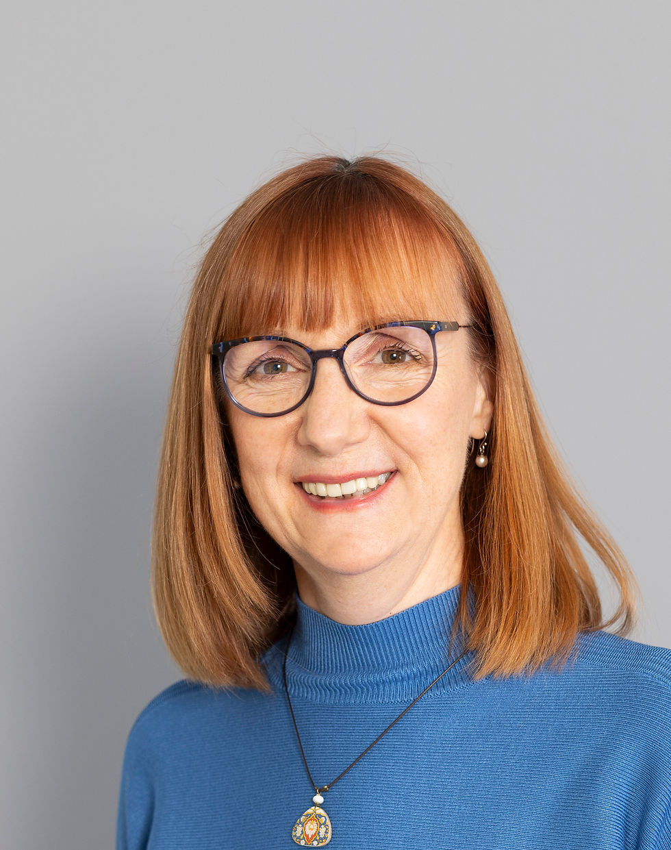 Logo HCSM mit zwei verwischten Personen.