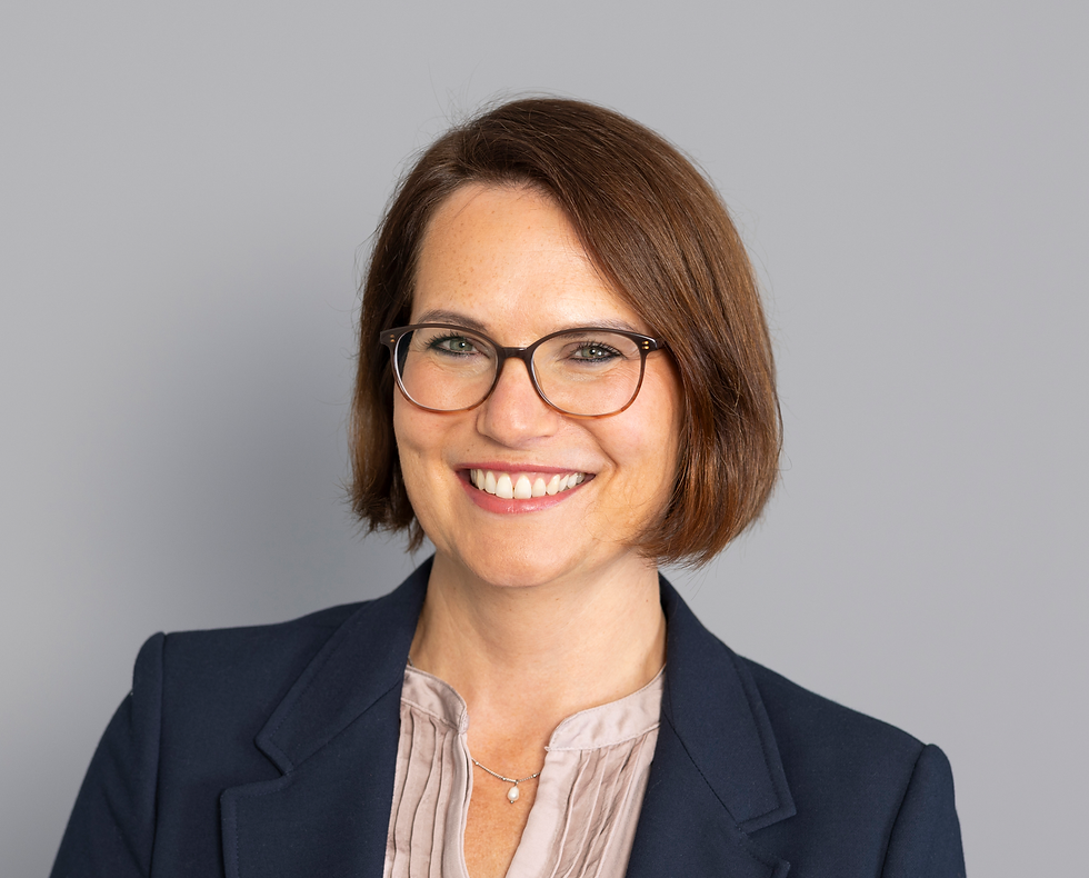 Logo HCSM mit zwei verwischten Personen.