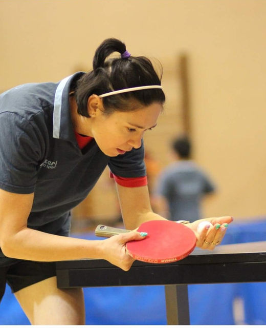 Annia, entraîneuse de la Stella, à la table