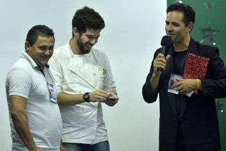 Award ceremony: Chef receives prize from presenter