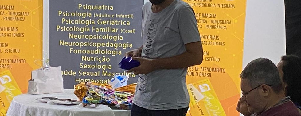 Smiling man at event, holding items; "Especialidades" banner visible