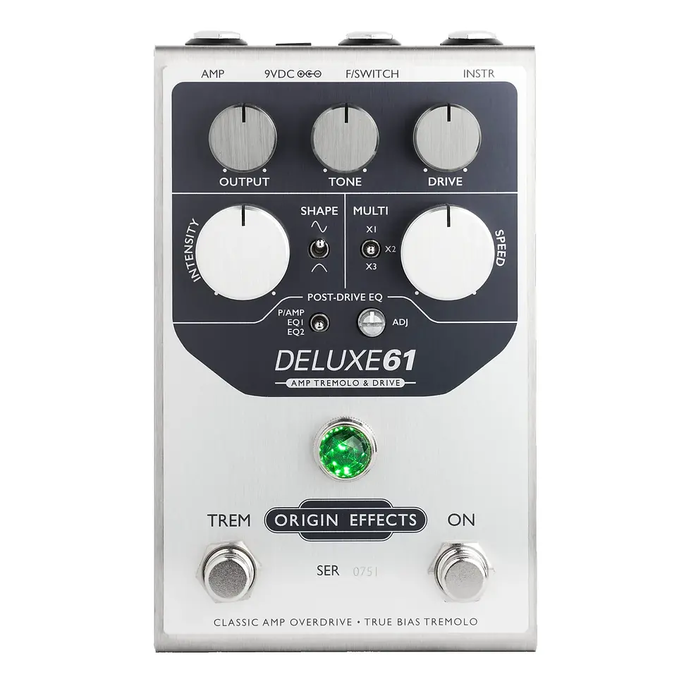 Pedal Origin Effects DELUXE61 visto de frente, com controles de overdrive e trêmolo.