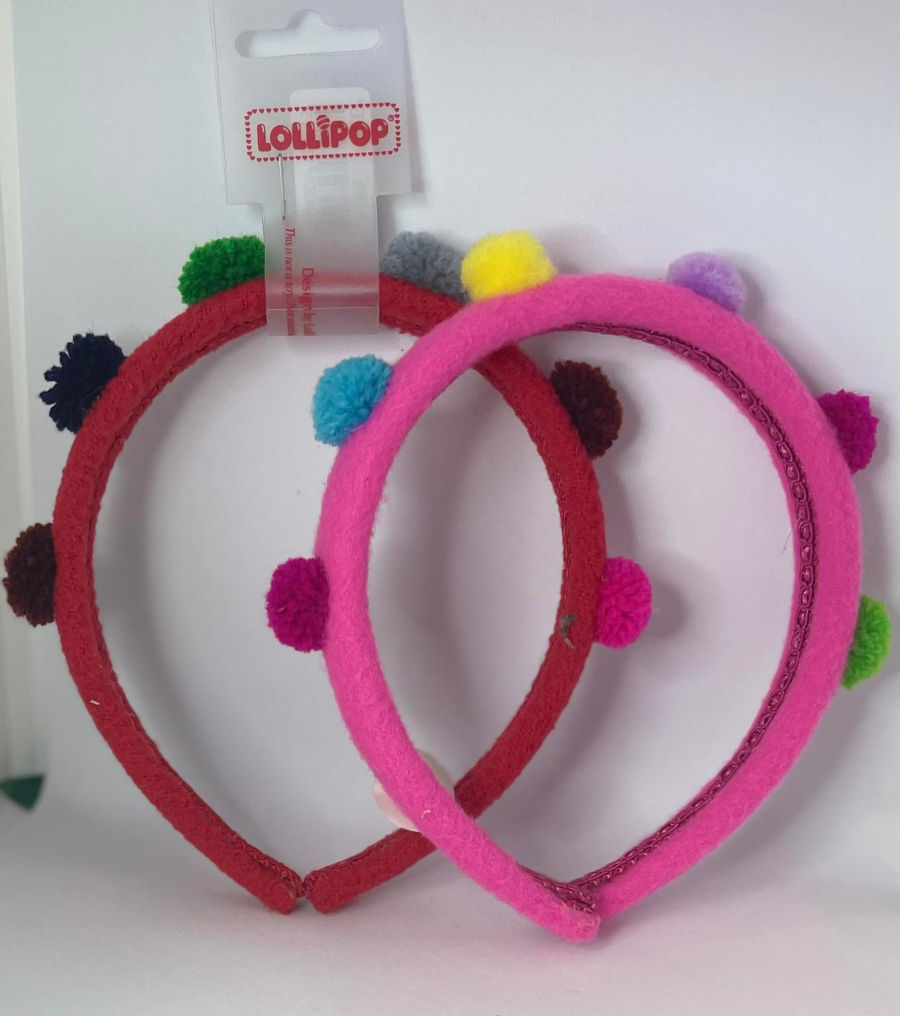 fluffy hårbøyle med pom-poms