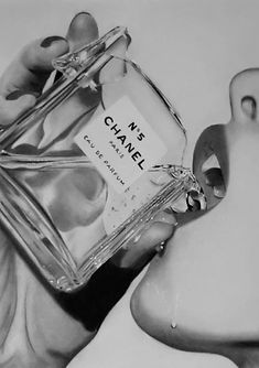 Dessin réaliste d'une affiche Chanel aux crayons fusain
