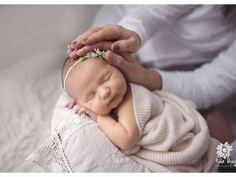 Baby Ella - NeugeborenenFOtoshooting in regensburg