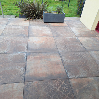 Une terrasse harmonieuse en grès cérame à Nivillac par L'Arbre de Vivre, paysagiste à Nivillac dans le Morbihan