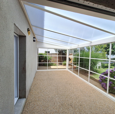 Une pergola lumineuse pour profiter plus longtemps de la terrasse à Nivillac par L'Arbre de Vivre, paysagiste à Nivillac dans le Morbihan