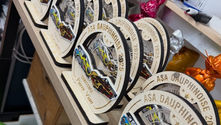 Des trophées personnalisés pour cette course automobile