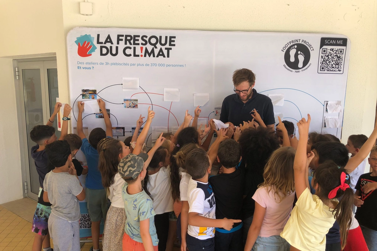 Sensibilisation dans une école lors du Footprint Project