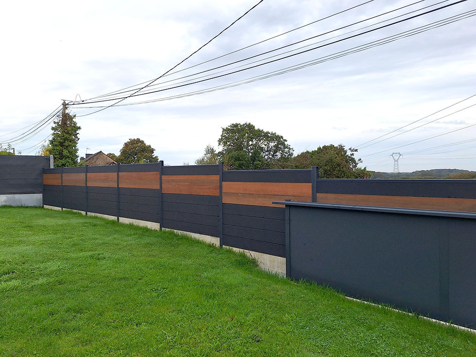 Une clôture contemporaine en lames composite à Nivillac par L'Arbre de Vivre, paysagiste à Nivillac dans le Morbihan