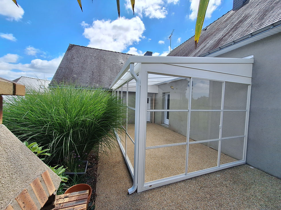 Une pergola lumineuse pour profiter plus longtemps de la terrasse à Nivillac par L'Arbre de Vivre, paysagiste à Nivillac dans le Morbihan