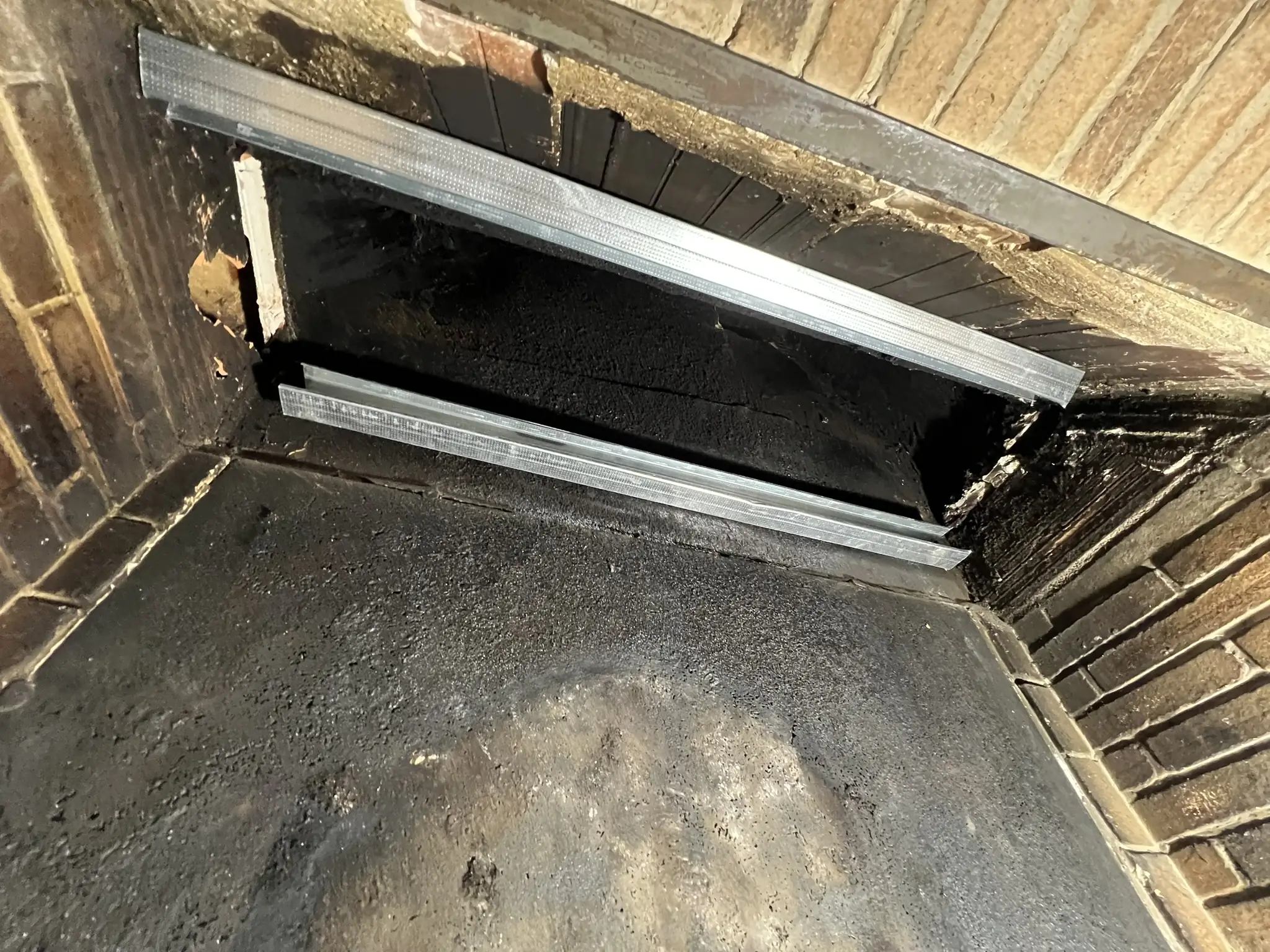 fixation de rails dans les briquettes d'une cheminee ouverte pour l'installation d'un poele a bois par flam'attitude a auch dans le gers