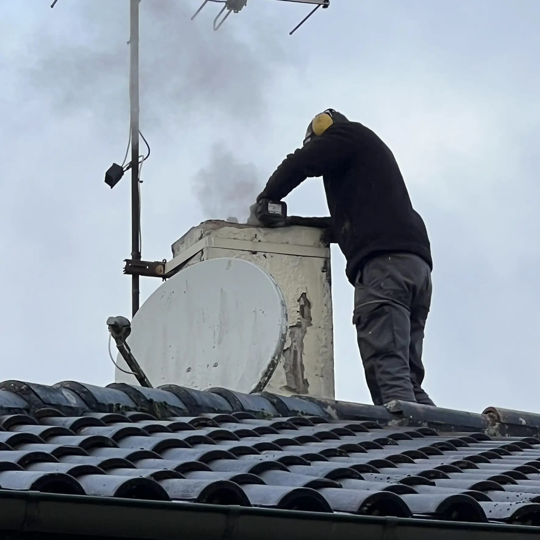 découpe tu chapeau beton pour l'installation d'un poele a bois par flam'attitude a auch dans le gers