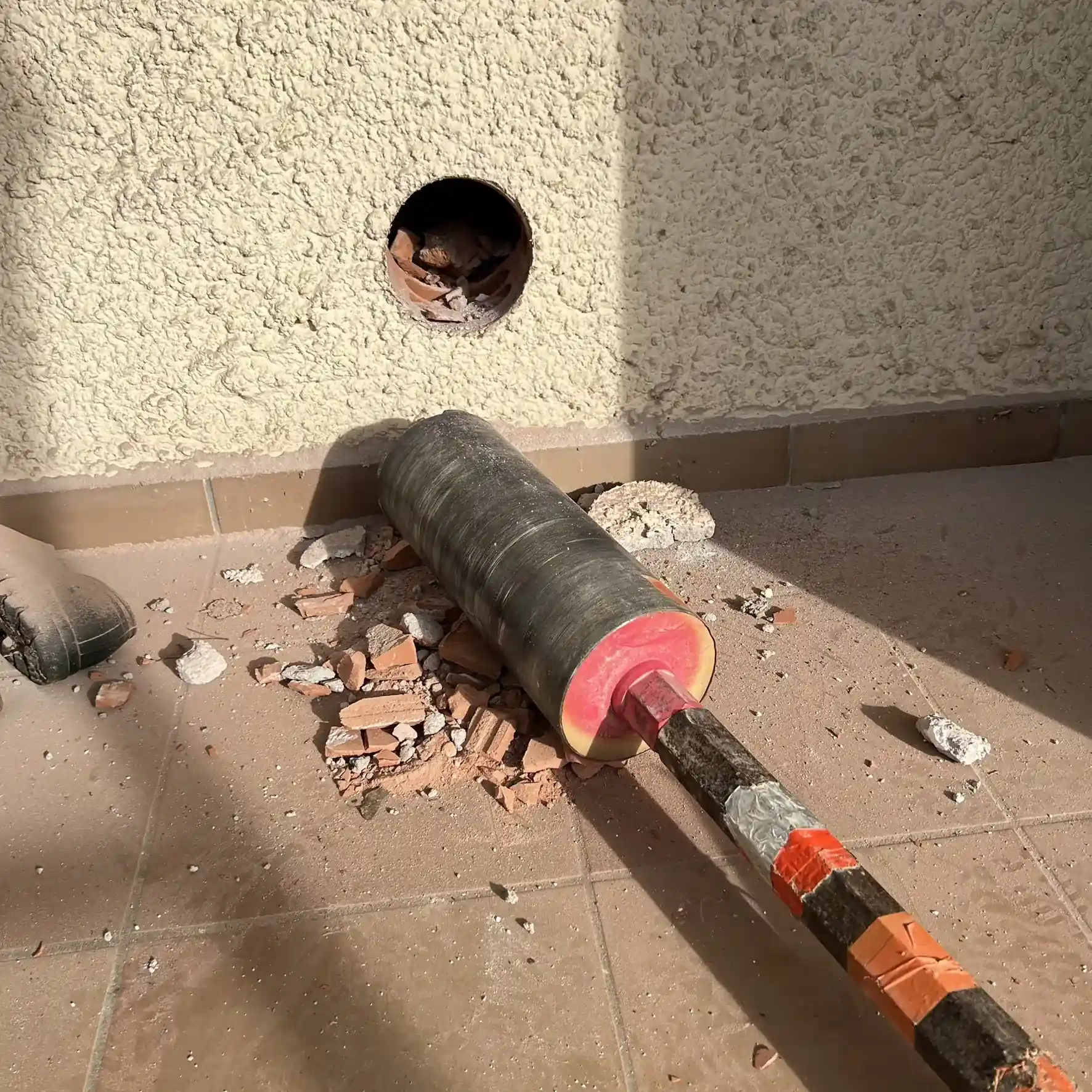 après le percement propre à la carroteuse d'un kit d'entrée d'air extérieur pour l'installation d'un poele a bois par flam'attitude a auch dans le gers