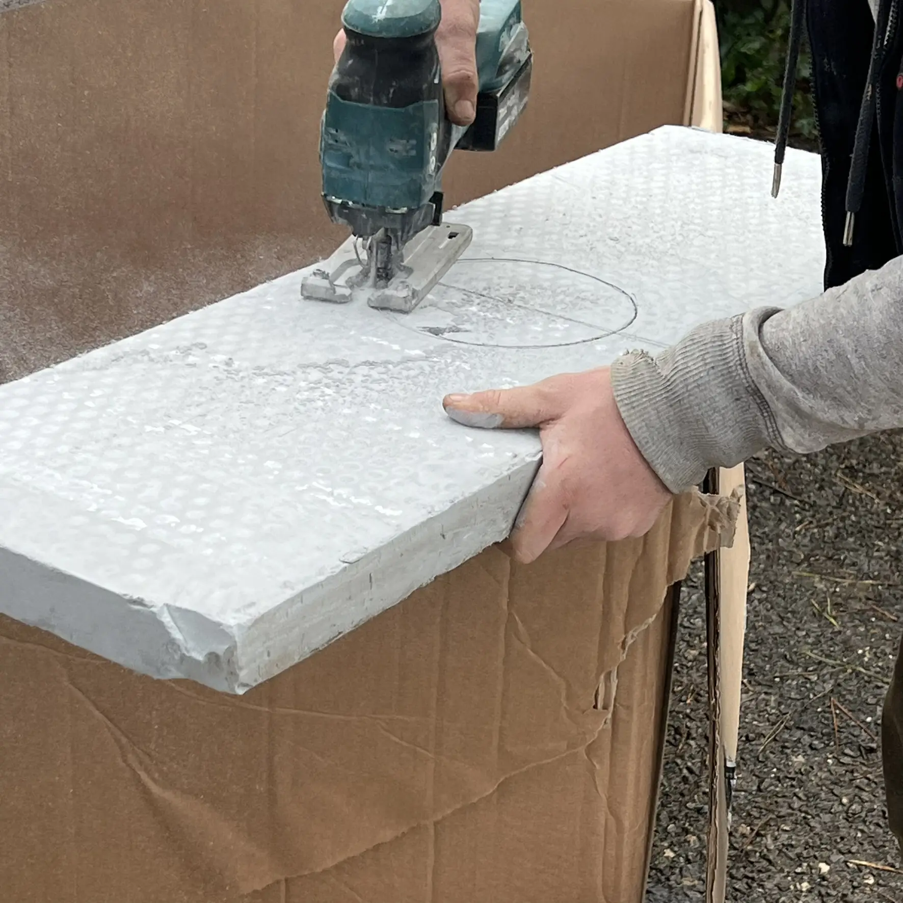 découpe d’une plaque de Skamotec pour l'installation d'un poele a bois par flam'attitude a auch dans le gers